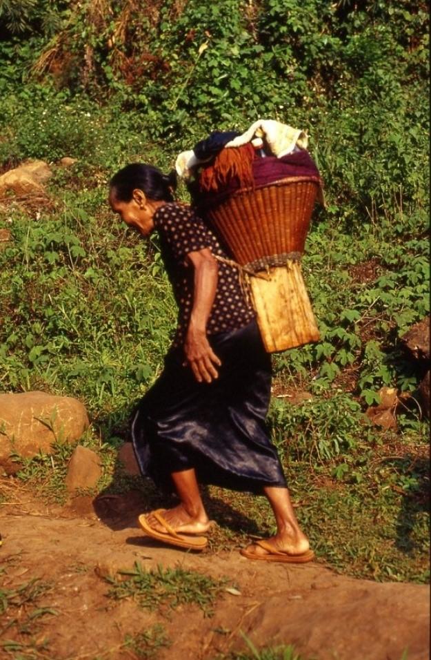 GÙI NƯỚC
Ê-đê Đắk Lắk 2001
© Christine Hemmet
