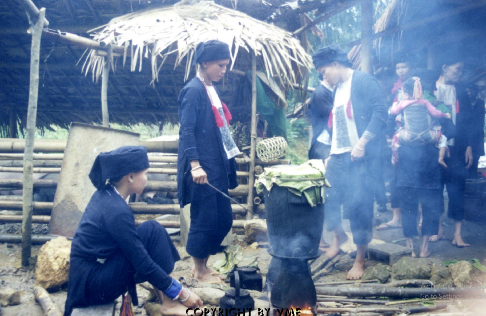 CHUẨN BỊ BỮA ĂN CHO ĐÁM CƯỚI DAO HỌ Ở KHE MỤ (Bảo Thắng, Lào Cai, 2000)