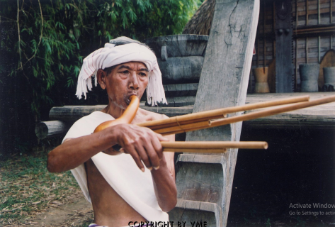 NGƯỜI CHU-RU BIỂU DIỄN NHẠC CỤ TRONG NGÀY VĂN HÓA TÂY NGUYÊN TẠI BẢO TÀNG DÂN TỘC HỌC VIỆT NAM, 2004