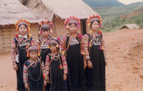 TRANG PHỤC TRUYỀN THỐNG CỦA PHỤ NỮ VÀ TRẺ EM (Mường Tè, Lai Châu, 1996)