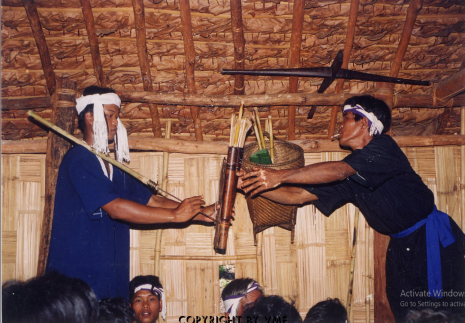 CHÚ RỂ TRAO ỐNG ĐỰNG TÊN CHO CHA VỢ TRONG LỄ CƯỚI (Ninh Sơn, Ninh Thuận, 2000)