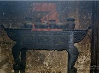 BÀN THỜ TỔ TIÊN CỦA NGƯỜI PU PÉO (Đồng Văn, Hà Giang, 1996)