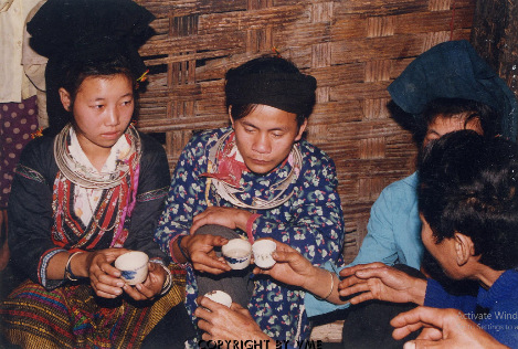 BỐ MẸ CÔ DÂU CHÚC RƯỢU CON TRƯỚC KHI CHO NHÀ TRAI ĐÓN DÂU (Mường Tè, Lai Châu, 1996)