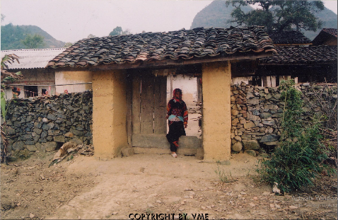 CỔNG NHÀ TRUYỀN THỐNG CỦA NGƯỜI LÔ LÔ (Đồng Văn, Hà Giang, 2005)