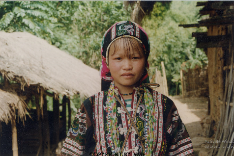THIẾU NỮ LÔ LÔ TRONG TRANG PHỤC TRUYỀN THỐNG (Mèo Vạc, Hà Giang, 1996)