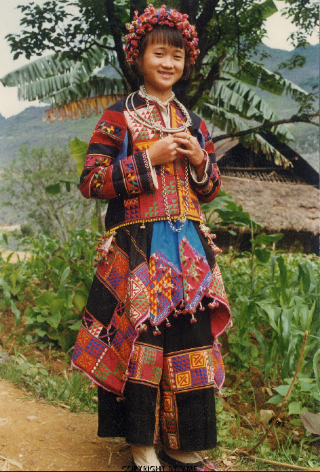 THIẾU NỮ LÔ LÔ TRONG TRANG PHỤC TRUYỀN THỐNG (Mèo Vạc, Hà Giang, 1997)