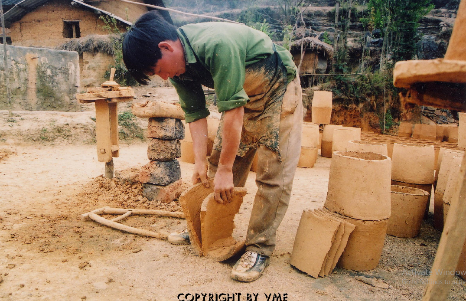 LÀM NGÓI LỢP NHÀ (Đồng Văn, Hà Giang, 2005)