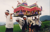 NHÀ TÁNG TRONG ĐÁM MA CỦA NGƯỜI SÁN DÌU (Tam Đảo, Vĩnh Phúc, 2003)