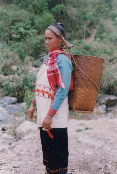 PHỤ NỮ MẢNG ĐEO CHIẾC GÙI QUA TRÁN (Mường Tè, Lai Châu, 1996)