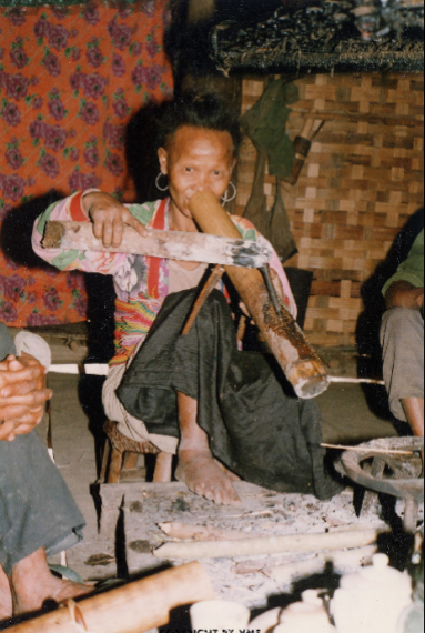 HÚT THUỐC LÀO (Mường Tè, Lai Châu, 1996)