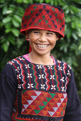 TRANG PHỤC TRUYỀN THỐNG CỦA PHỤ NỮ X&Aacute; PH&Oacute; ai, 2011)