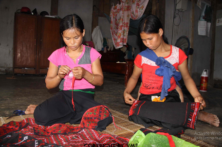 THÊU THÙA, MAY VÁ TRANG PHỤC CHO BẢN THÂN (Cam Đường, Lào Cai, 2011)