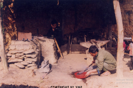 QUANG CẢNH MỘT LÒ RÈN CỦA NGƯỜI PHÙ LÁ HÁN (Bắc Hà, Lào Cai, 1996)