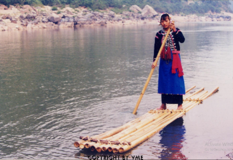 THIẾU NỮ SI LA VỚI CHIẾC BÈ NỨA TRÊN SÔNG ĐÀ (Mường Tè, Lai Châu, 1999)