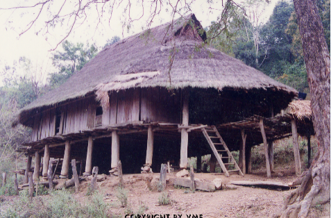 NGÔI NHÀ CỦA NGƯỜI XINH-MUN VỚI ĐẦU HỒI HÌNH CONG TRÒN "MUI RÙA" (Điện Biên Đông, Điện Biên, 1996)