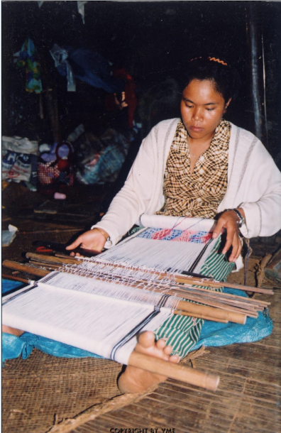 PHỤ NỮ MẠ DỆT VẢI ĐỂ MAY TRANG PHỤC TRUYỀN THỐNG (Bảo Lâm, Lâm Đồng, 2004)