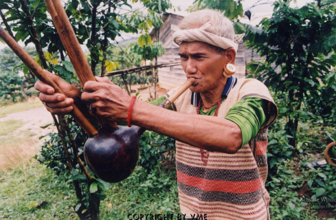 KHEN BẦU LÀ LOẠI NHẠC CỤ TRUYỀN THỐNG CỦA NGƯỜI MẠ (Bảo Lâm, Lâm Đồng, 2004)