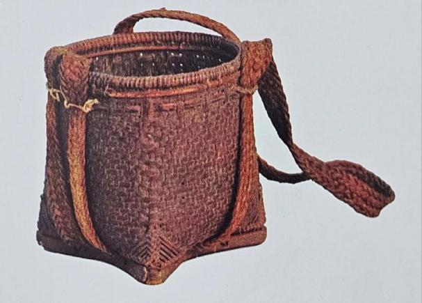 Giỏ đựng thóc giống của người Bru-Vân Kiều