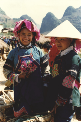 PHỤ NỮ TU DÍ ĐI CHỢ (Mường Khương, Lào Cai, 1997)