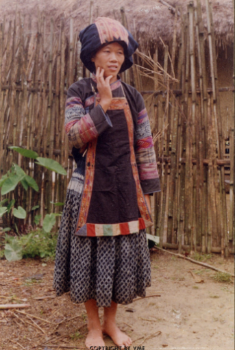 PHỤ NỮ BỐ Y TRONG TRANG PHỤC TRUYỀN THỐNG (Quản Bạ, Hà Giang, 1996)