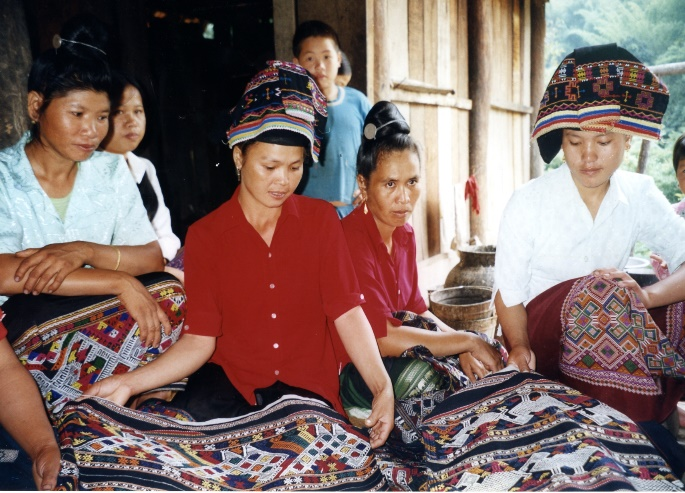 PHỤ NỮ DÂN TỘC LÀO TRAO ĐỔI VỚI NHAU VỀ CÁC MẪU HOA VĂN (Bản Na Sang 2, Điện Biên, 2003)