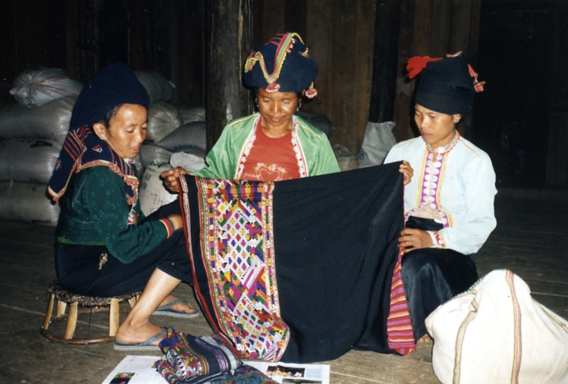 NGƯỜI KHƠ-MÚ ĐỔI NGÀY CÔNG LẤY VÁY CỦA NGƯỜI LÀO (Bản Na Sang 2, Điện Biên, 2003)