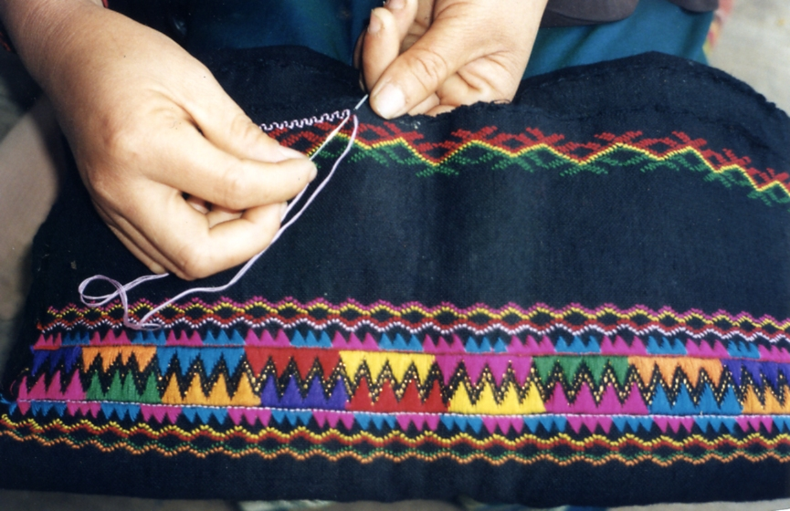 THÊU KHĂN ĐỘI ĐẦU (KHAT HUA) CỦA NGƯỜI LÀO (Bản Na Sang 2, Điện Biên, 2003)