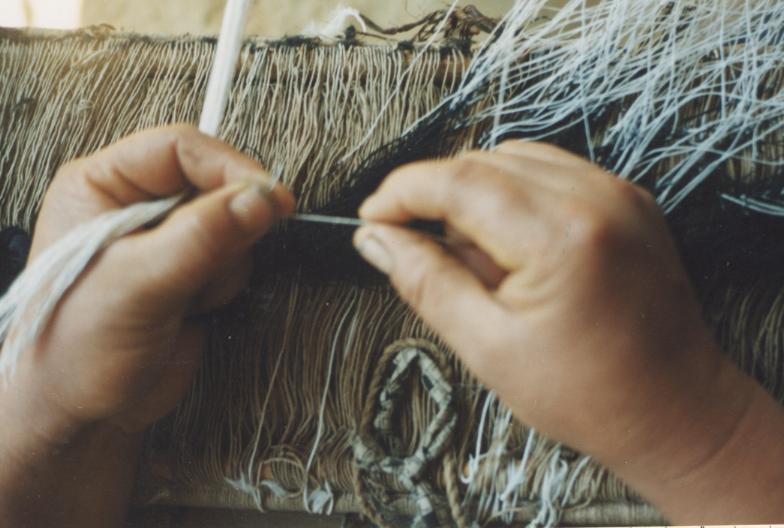 NỐI SỢI VÀO GO TRƯỚC KHI LẮP VÀO KHUNG DỆT CỦA NGƯỜI LÀO (Na Sang 2, Điện Biên, 2003)