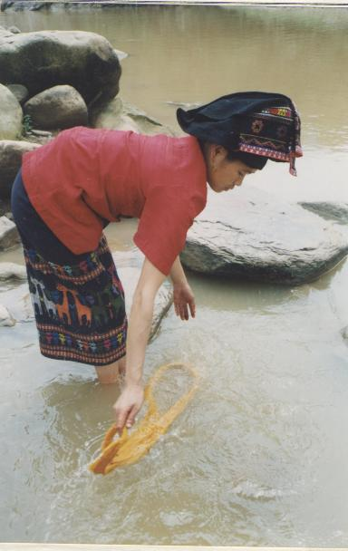 GIẶT SỢI SAU KHI NHUỘM PHẶNG CỦA NGƯỜI LÀO (Na Sang 2, Điện Biên, 2003)