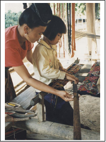 PHỤ NỮ LÀO DẠY CON GÁI DỆT VẢI (Na Sang 2, Điện Biên, 2003)