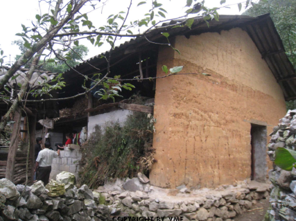 NHÀ TRÌNH TƯỜNG CỦA NGƯỜI CƠ LAO 
(Đồng Văn, Hà Giang, 2011)