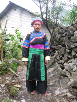 PHỤ NỮ CƠ LAO TRONG TRANG PHỤC TRUYỀN THỐNG (Đồng Văn, Hà Giang, 2011)