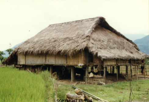 NHÀ SÀN CỦA NGƯỜI LA CHÍ 
(Bắc Quang, Hà Giang, 1997)