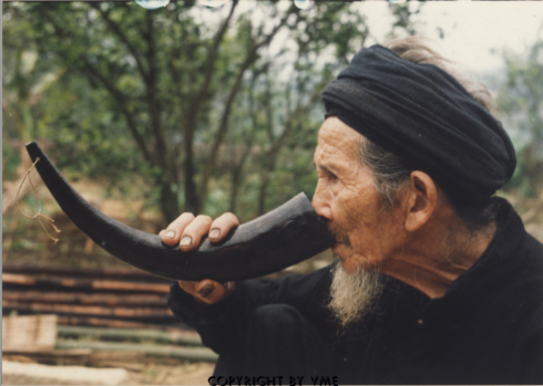 ĐÀN ÔNG LA CHÍ MANG KHĂN ĐỘI ĐẦU DÀI GẦN 3M 
(Hà Giang, 1997)