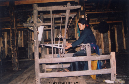 DỆT VẢI 
(Xín Mần, Hà Giang, 2004)