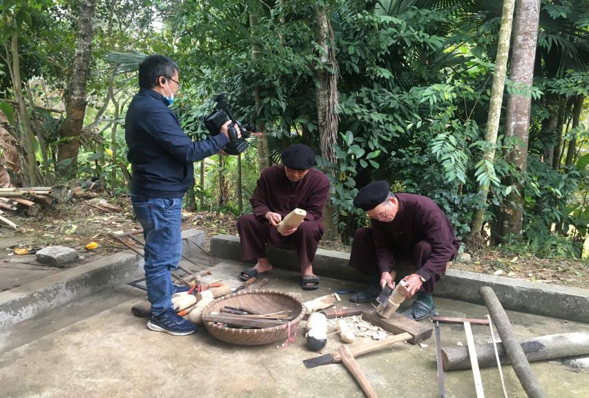 GHI HÌNH TẠP TÁC CON RỐI CỦA NGHỆ NHÂN RỐI TÀY THẨM RỘC (tại nhà Trưởng phường rối Tày Thẩm Rộc, xã Bình Yên,
huyện Định Hóa, Thái Nguyên, 2025). Ảnh: Vũ Hồng Nhi