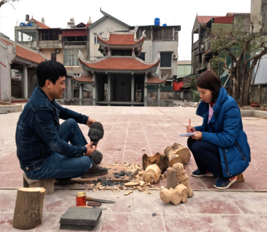 TRƯỞNG PHƯỜNG RỐI CẠN TẾ TIÊU - NNUT PHẠM CÔNG BẰNG GIỚI THIỆU QUY TRÌNH LÀM CON RỐI TỪ CAO SU NON (tại phường rối Tế Tiêu, thị trấn Mỹ Đức, huyện Chương Mỹ, Hà Nội, 2025). Ảnh: Phùng Thị Tuệ Minh