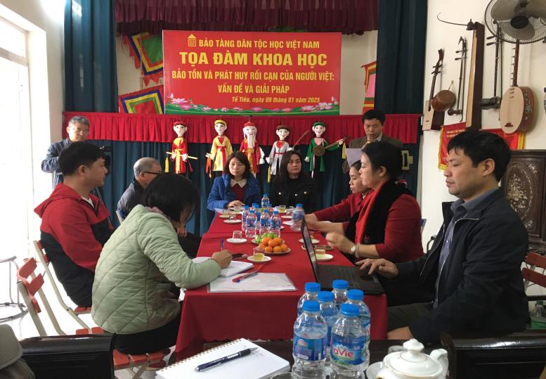 PHÓ TRƯỞNG PHƯỜNG RỐI CẠN TẾ TIÊU TRÌNH BÀY THAM LUẬN TRONG TỌA ĐÀM KHOA HỌC Ở PHƯỜNG RỐI TẾ TIÊU (thị trấn Mỹ Đức, huyện Chương Mỹ, Hà Nội, năm 2025)
Ảnh: Phùng Thị Tuệ Minh