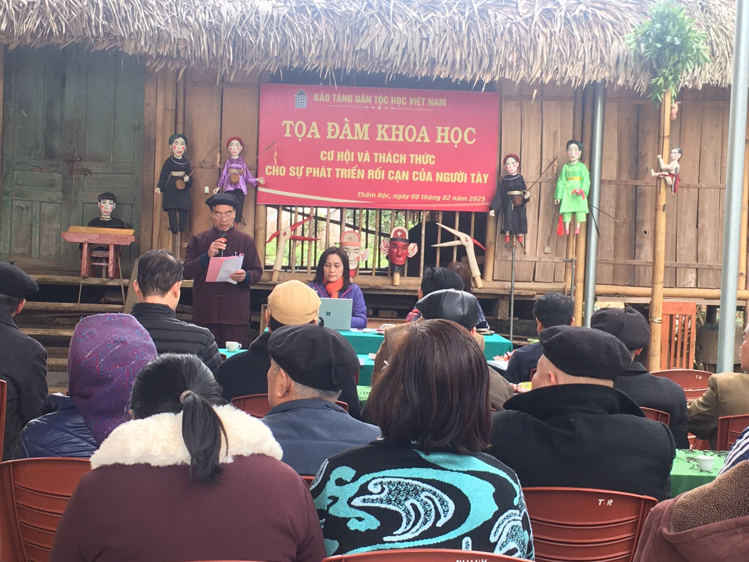 TRƯỞNG PHƯỜNG RỐI TÀY THẨM RỘC TRÌNH BÀY THAM LUẬN TRONG TỌA ĐÀM KHOA HỌC ( phường rối Tày Thẩm Rộc, xã Bình Yên, huyện Định Hóa, Thái Nguyên, 2025)
Ảnh: Phùng Thị Tuệ Minh
