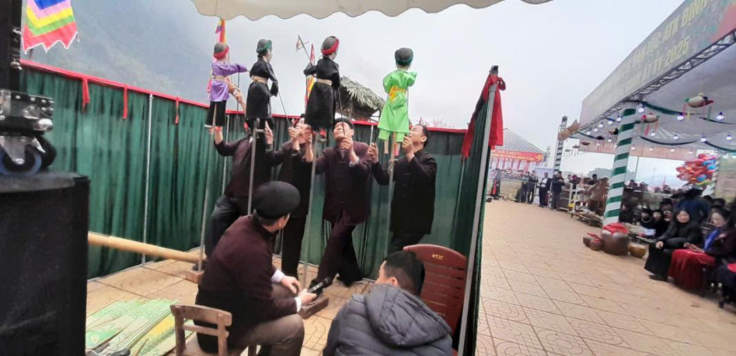 NGHỆ NHÂN RỐI TÀY THẨM RỘC ĐIỀU KHIỂN CON RỐI TRONG BUỒNG TRÒ TẠI LỄ HỘI LỒNG TỒNG ATK ĐỊNH HÓA XUÂN ẤT TỴ 2025 (huyện Định Hóa, tỉnh Thái Nguyên). Ảnh: Vũ Hồng Nhi