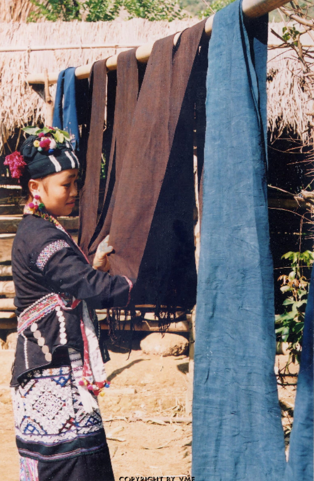 Phơi vải đã nhuộm (Tam Đường, Lai Châu, 2004)