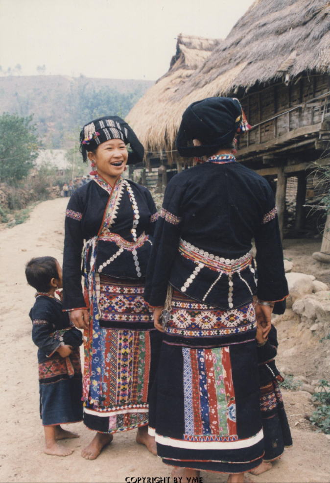 PHỤ NỮ LỰ TRONG TRANG PHỤC TRUYỀN THỐNG (Lai Châu)