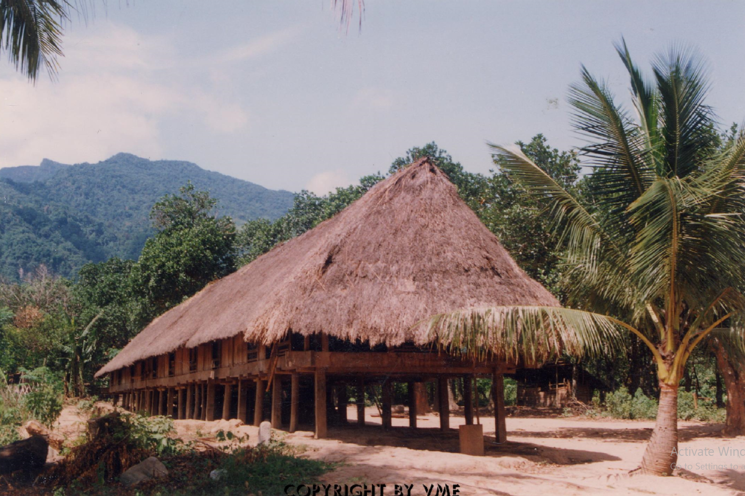 NHÀ SÀN DÀI (Đakrông, Quảng Trị, 1996)