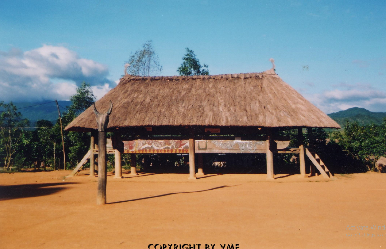 NHÀ RÔNG (A Lưới, Thừa Thiên – Huế, 2004)