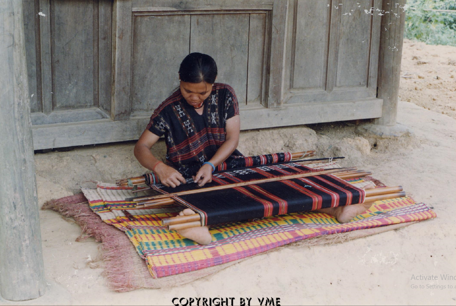 DỆT VẢI (A Lưới, Thừa Thiên – Huế, 1996)