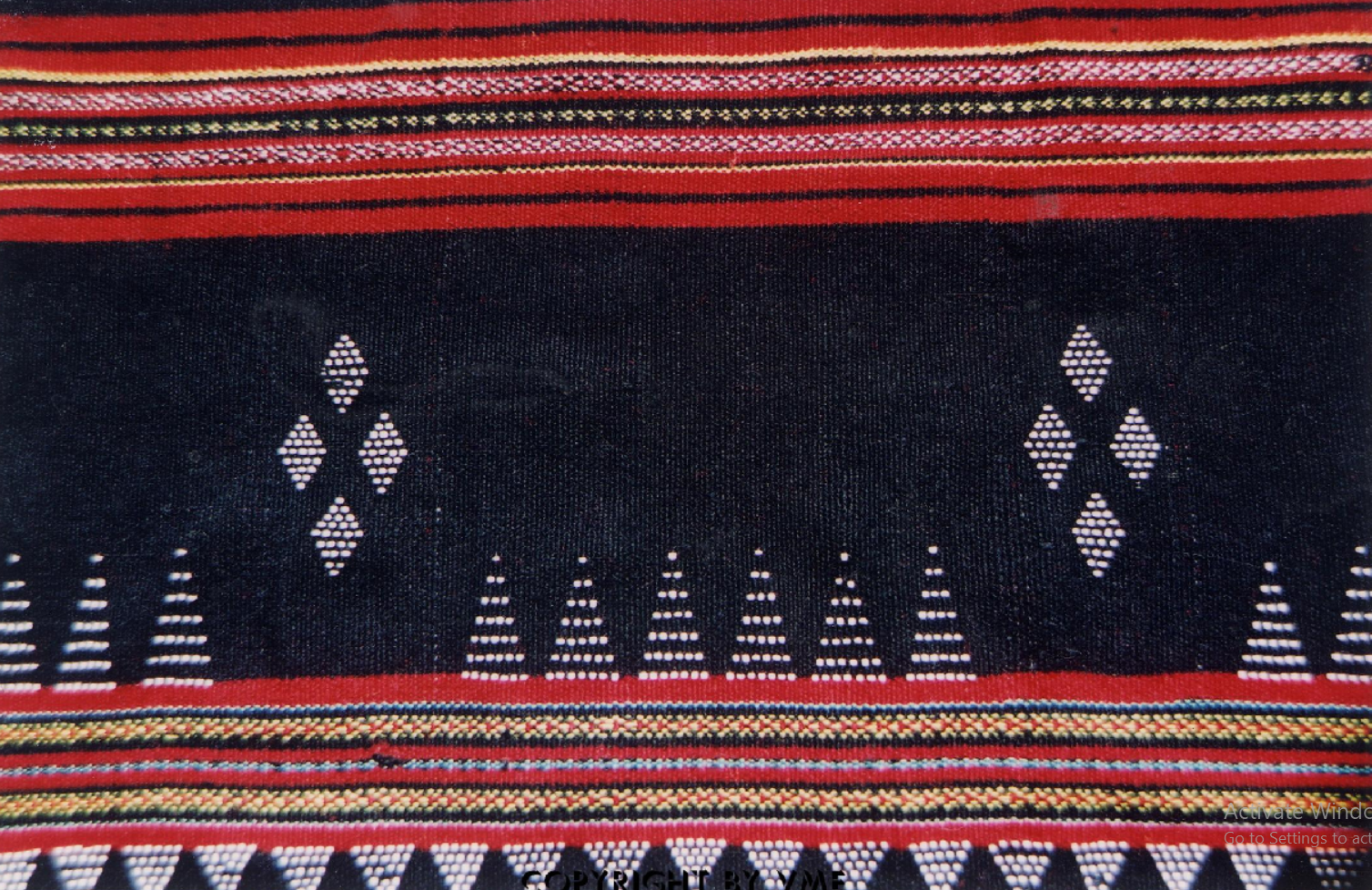 HOA VĂN TRÊN VẢI (A Lưới, Thừa Thiên – Huế, 2004)