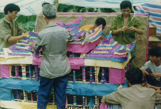 TRANG TRÍ NHÀ TÁNG TRONG ĐÁM MA CỦA NGƯỜI CAO LAN (dân tộc Sán Chay, huyện Sơn Động, tỉnh Bắc Giang, năm 1998)