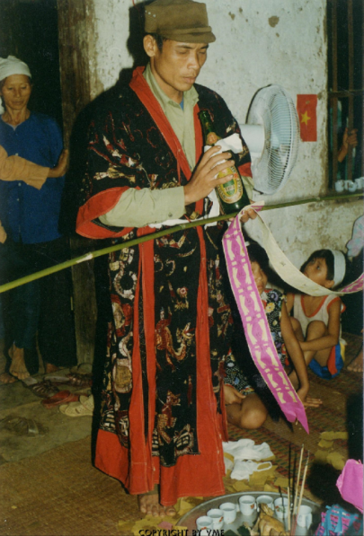 THẦY CÚNG HÀNH LỄ TRONG ĐÁM MA CỦA NGƯỜI CAO LAN (dân tộc Sán Chay, huyện Sơn Động, tỉnh Bắc Giang, năm 1998)