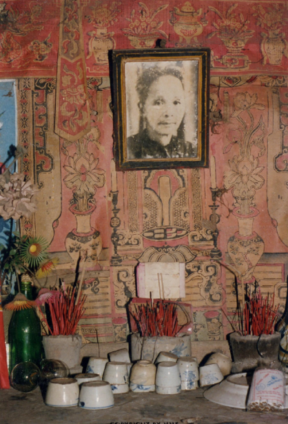 BÀN THỜ TỔ TIÊN TRONG NHÀ CỦA NGƯỜI SÁN CHỈ (dân tộc Sán Chay, huyện Phú Lương, tỉnh Thái Nguyên, năm 1996)