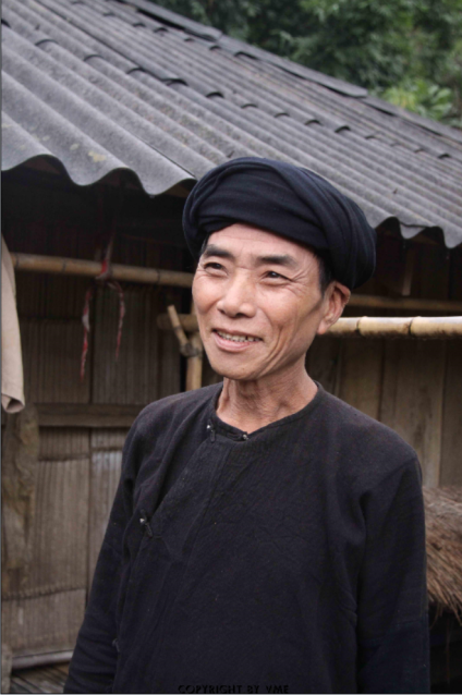 ĐÀN ÔNG SÁN CHỈ ĐỘI KHĂN VÀ MẶC CHIẾC ÁO TRUYỀN THỐNG 
(dân tộc Sán Chay, huyện Bảo Lạc, tỉnh Cao Bằng Cao Bằng, năm 2013)